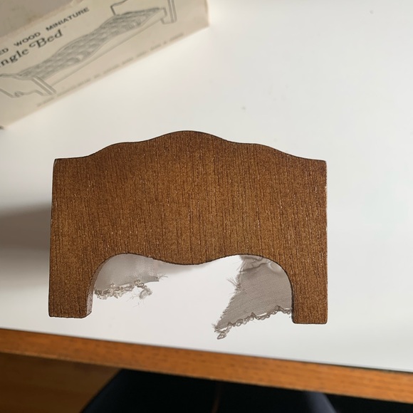 Vintage Dollhouse Bedroom 3 pieces, Bed, Vanity, Blanket Chest. - Picture 10 of 13